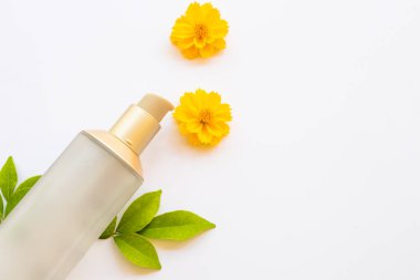 Terapi ilk serum tonerleri doğal kozmetik ürünleri cilt için bitkisel sağlık hizmetleri yaşam tarzı kadınlarının ve arka plandaki kozmos çiçeklerinin güzelliklerini ortaya çıkarır.
