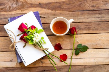 Kırmızı gül çiçekleri, yasemin çiçekleri dizüstü bilgisayar düzenleyicisi düz zemin üzerinde yatar ahşap