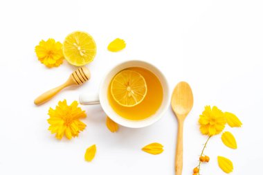 Bitkisel sağlıklı içecekler sıcak bal limonu sağlık hizmeti limon dilimli öksürük ağrısı için, sarı çiçekler yaşam tarzı düzenleme kozmosu düz arka planda yatıyordu beyaz 