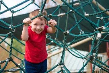Oyun parkında oynayan sevimli genç çocuk