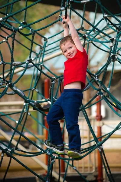 Χαριτωμένο Νεαρό Αγόρι Που Παίζει Στην Παιδική Χαρά — Φωτογραφία Αρχείου