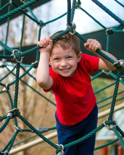 Mignon Jeune Garçon Jouer Sur Aire Jeux Images De Stock Libres De Droits