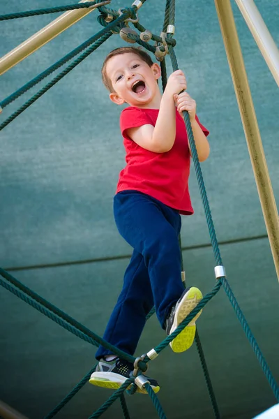 Mignon Jeune Garçon Jouer Sur Aire Jeux Images De Stock Libres De Droits