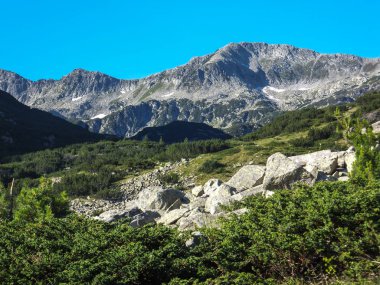 Şaşırtıcı yatay yol üzerinden bir Vihren tepe, Pirin Dağı, Bulgaristan tırmanma için