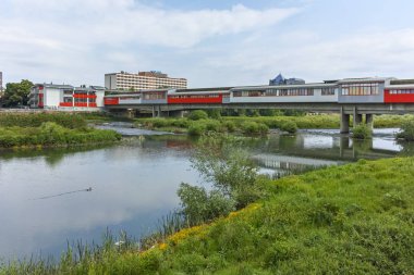 Plovdiv, Bulgaristan - 7 Mayıs 2018: Çirmen River, Plovdiv, Bulgaristan şehrin içinden geçen