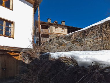 Bulgaristan 'ın Blagoevgrad Bölgesi, Otantik 19. yüzyıl evleriyle Kovaçevitsa köyü