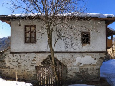 Bulgaristan 'ın Blagoevgrad Bölgesi, Otantik 19. yüzyıl evleriyle Kovaçevitsa köyü