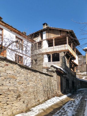 Bulgaristan 'ın Blagoevgrad Bölgesi, Otantik 19. yüzyıl evleriyle Kovaçevitsa köyü