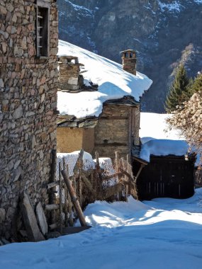 Bulgaristan 'ın Blagoevgrad Bölgesi, Otantik 19. yüzyıl evleriyle Kovaçevitsa köyü