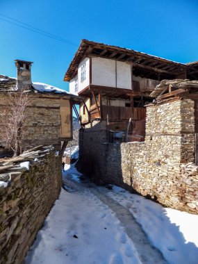 Bulgaristan 'ın Blagoevgrad Bölgesi, Otantik 19. yüzyıl evleriyle Kovaçevitsa köyü
