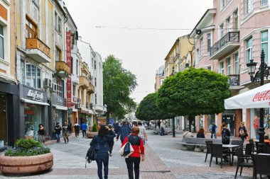 Plovdiv, Bulgaristan - 7 Mayıs 2018: İnsanlar Şehir Plovdiv, Bulgaristan merkezi Street yürüyüş