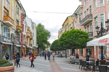 Plovdiv, Bulgaristan - 7 Mayıs 2018: İnsanlar Şehir Plovdiv, Bulgaristan merkezi Street yürüyüş