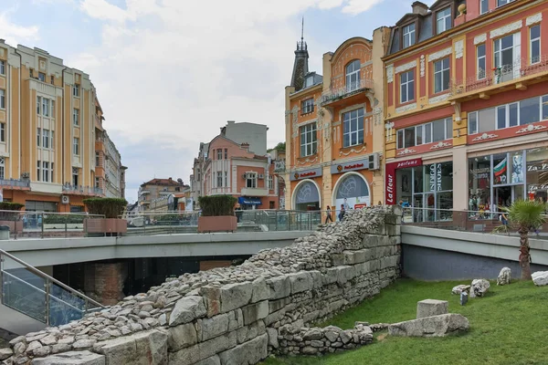 Plovdiv, Bulgaristan - 7 Mayıs 2018: İnsanlar Şehir Plovdiv, Bulgaristan merkezi Street yürüyüş