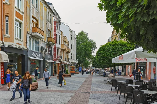 Plovdiv, Bulgaristan - 7 Mayıs 2018: İnsanlar Şehir Plovdiv, Bulgaristan merkezi Street yürüyüş
