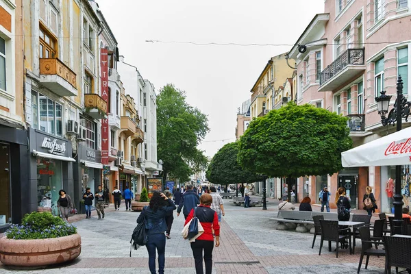 Plovdiv, Bulgaristan - 7 Mayıs 2018: İnsanlar Şehir Plovdiv, Bulgaristan merkezi Street yürüyüş