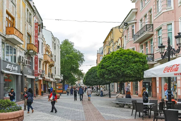 Plovdiv, Bulgaristan - 7 Mayıs 2018: İnsanlar Şehir Plovdiv, Bulgaristan merkezi Street yürüyüş