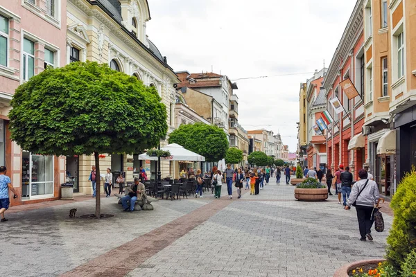 Plovdiv, Bulgaristan - 7 Mayıs 2018: İnsanlar Şehir Plovdiv, Bulgaristan merkezi Street yürüyüş