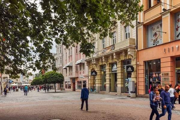 Plovdiv, Bulgaristan - 7 Mayıs 2018: İnsanlar Şehir Plovdiv, Bulgaristan merkezi Street yürüyüş