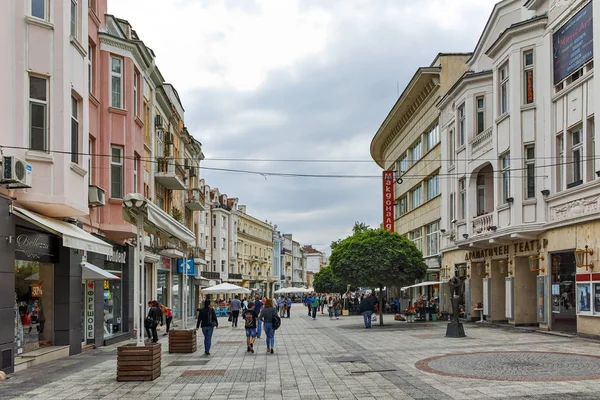 Plovdiv, Bulgaristan - 7 Mayıs 2018: İnsanlar Şehir Plovdiv, Bulgaristan merkezi Street yürüyüş