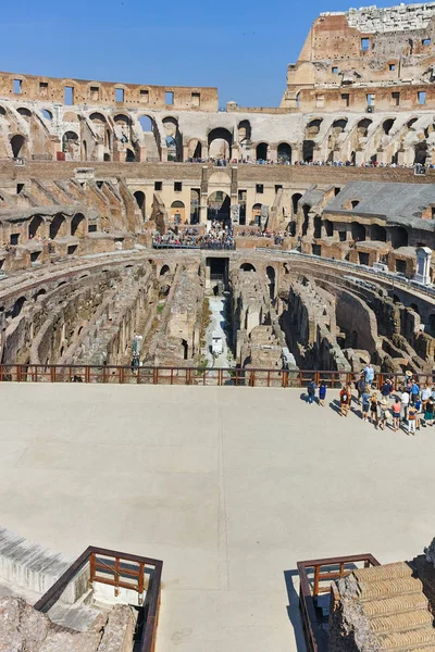 Řím Itálie Června 2017 Turistické Návštěvě Uvnitř Části Kolosea Městě — Stock fotografie