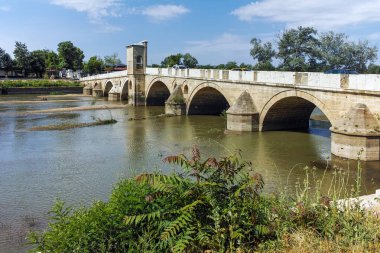 Edirne, Türkiye - 26 Mayıs 2018: Köprü üzerinde Tunca Nehri Edirne şehri, Doğu Trakya, Türkiye'de Osmanlı İmparatorluğu döneminden