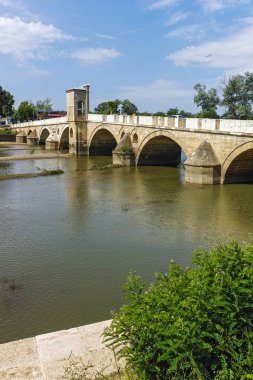 Edirne, Türkiye - 26 Mayıs 2018: Köprü üzerinde Tunca Nehri Edirne şehri, Doğu Trakya, Türkiye'de Osmanlı İmparatorluğu döneminden