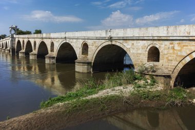 Edirne, Turkey - 26 Mayıs 2018: Edirne şehir, Doğu Trakya, Türkiye'de Meriç Nehri üzerinden Osmanlı İmparatorluğu döneminde köprüsünden