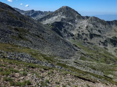 Şaşırtıcı yatay yol üzerinden bir Vihren tepe, Pirin Dağı, Bulgaristan tırmanma için