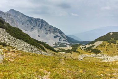 Kara bulutlar ile Sinanitsa tepe, Pirin Dağı, Bulgaristan manzara