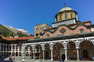 Rila Manastırı, Bulgaristan - 21 Nisan 2018: Turist ziyaret Manastırı, Saint Ivan (John), Rila (Rila Manastırı), Bölge: Kyustendil, Bulgaria