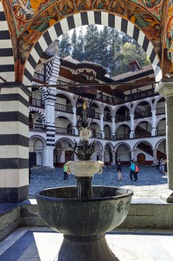 Rila Manastırı, Bulgaristan - 21 Nisan 2018: Turist ziyaret Manastırı, Saint Ivan (John), Rila (Rila Manastırı), Bölge: Kyustendil, Bulgaria