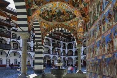 Rila Manastırı, Bulgaristan - 21 Nisan 2018: Turist ziyaret Manastırı, Saint Ivan (John), Rila (Rila Manastırı), Bölge: Kyustendil, Bulgaria