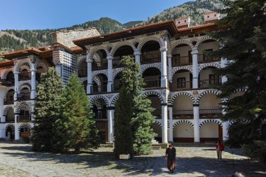 Rila Manastırı, Bulgaristan - 21 Nisan 2018: Turist ziyaret Manastırı, Saint Ivan (John), Rila (Rila Manastırı), Bölge: Kyustendil, Bulgaria