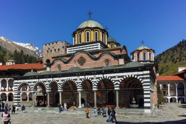 Rila Manastırı, Bulgaristan - 21 Nisan 2018: Turist ziyaret Manastırı, Saint Ivan (John), Rila (Rila Manastırı), Bölge: Kyustendil, Bulgaria