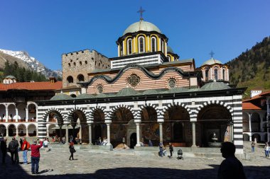 Rila Manastırı, Bulgaristan - 21 Nisan 2018: Turist ziyaret Manastırı, Saint Ivan (John), Rila (Rila Manastırı), Bölge: Kyustendil, Bulgaria