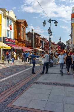 Edirne, Türkiye - 26 Mayıs 2018: Saraçlar Caddesi alışveriş caddesi Edirne şehri, Doğu Trakya, Türkiye'nin merkezi