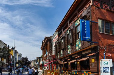 Edirne, Türkiye - 26 Mayıs 2018: Saraçlar Caddesi alışveriş caddesi Edirne şehri, Doğu Trakya, Türkiye'nin merkezi