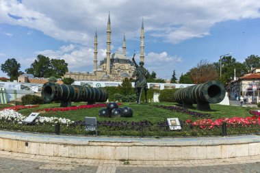 Edirne, Türkiye - 26 Mayıs 2018: Selimiye Camii ve Anıt, Osmanlı Sultan Mehmed II (Fatih Sultan Mehmed) ile Edirne şehri, Doğu Trakya, Türkiye'de Orta Çağ savaş topu