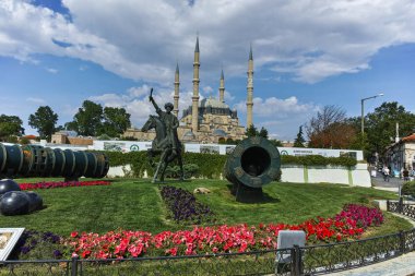 Edirne, Türkiye - 26 Mayıs 2018: Selimiye Camii ve Anıt, Osmanlı Sultan Mehmed II (Fatih Sultan Mehmed) ile Edirne şehri, Doğu Trakya, Türkiye'de Orta Çağ savaş topu