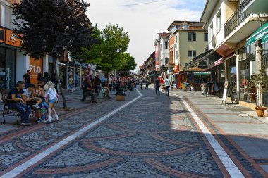Edirne, Türkiye - 26 Mayıs 2018: Saraçlar Caddesi alışveriş caddesi Edirne şehri, Doğu Trakya, Türkiye'nin merkezi