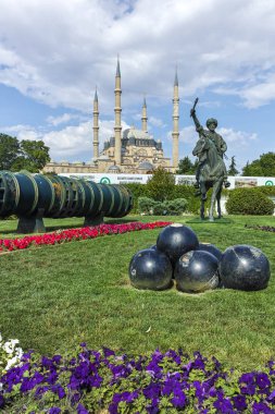 Edirne, Türkiye - 26 Mayıs 2018: Selimiye Camii ve Anıt, Osmanlı Sultan Mehmed II (Fatih Sultan Mehmed) ile Edirne şehri, Doğu Trakya, Türkiye'de Orta Çağ savaş topu