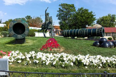 Edirne, Türkiye - 26 Mayıs 2018: Selimiye Camii ve Anıt, Osmanlı Sultan Mehmed II (Fatih Sultan Mehmed) ile Edirne şehri, Doğu Trakya, Türkiye'de Orta Çağ savaş topu