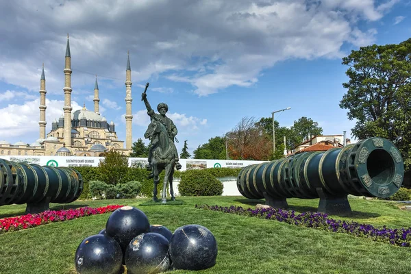 Edirne, Türkiye - 26 Mayıs 2018: Selimiye Camii ve Anıt, Osmanlı Sultan Mehmed II (Fatih Sultan Mehmed) ile Edirne şehri, Doğu Trakya, Türkiye'de Orta Çağ savaş topu
