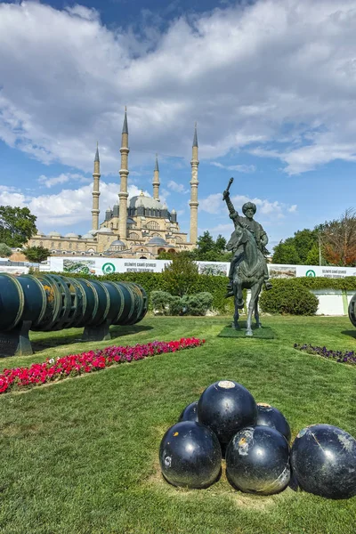 Edirne, Türkiye - 26 Mayıs 2018: Selimiye Camii ve Anıt, Osmanlı Sultan Mehmed II (Fatih Sultan Mehmed) ile Edirne şehri, Doğu Trakya, Türkiye'de Orta Çağ savaş topu