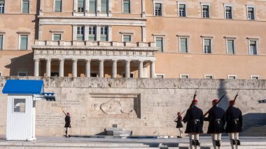 Atina, Yunanistan - 19 Ocak 2017: Evzones - Cumhurbaşkanlığı tören nöbet içinde meçhul asker Yunan Parlamentosu, Atina, Yunanistan, Türbesi