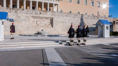 Atina, Yunanistan - 19 Ocak 2017: Evzones - Cumhurbaşkanlığı tören nöbet içinde meçhul asker Yunan Parlamentosu, Atina, Yunanistan, Türbesi