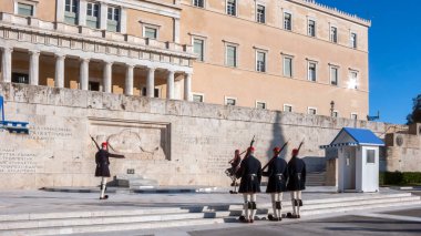 Atina, Yunanistan - 19 Ocak 2017: Evzones - Cumhurbaşkanlığı tören nöbet içinde meçhul asker Yunan Parlamentosu, Atina, Yunanistan, Türbesi