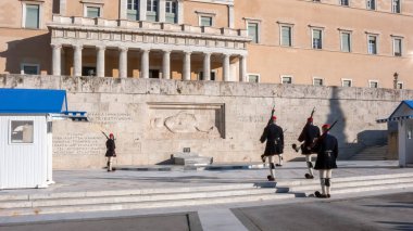 Atina, Yunanistan - 19 Ocak 2017: Evzones - Cumhurbaşkanlığı tören nöbet içinde meçhul asker Yunan Parlamentosu, Atina, Yunanistan, Türbesi