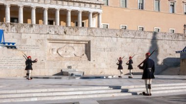 Atina, Yunanistan - 19 Ocak 2017: Evzones - Cumhurbaşkanlığı tören nöbet içinde meçhul asker Yunan Parlamentosu, Atina, Yunanistan, Türbesi