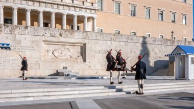 Atina, Yunanistan - 19 Ocak 2017: Evzones - Cumhurbaşkanlığı tören nöbet içinde meçhul asker Yunan Parlamentosu, Atina, Yunanistan, Türbesi
